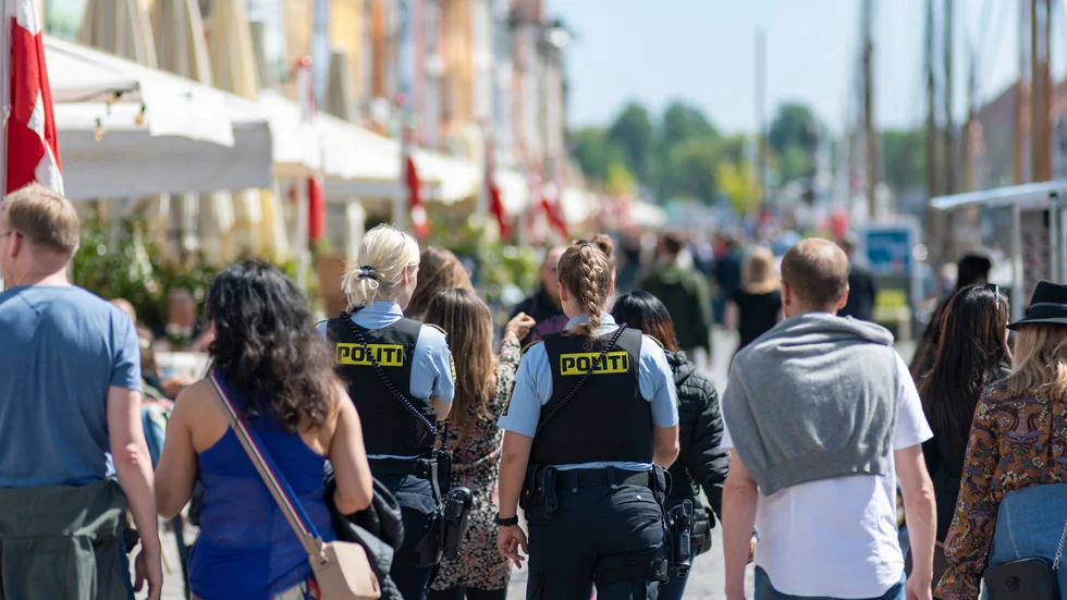 Polis på plats i Nyhavn i Köpenhamn för att se till att allmänheten håller avstånd. Arkivbild.