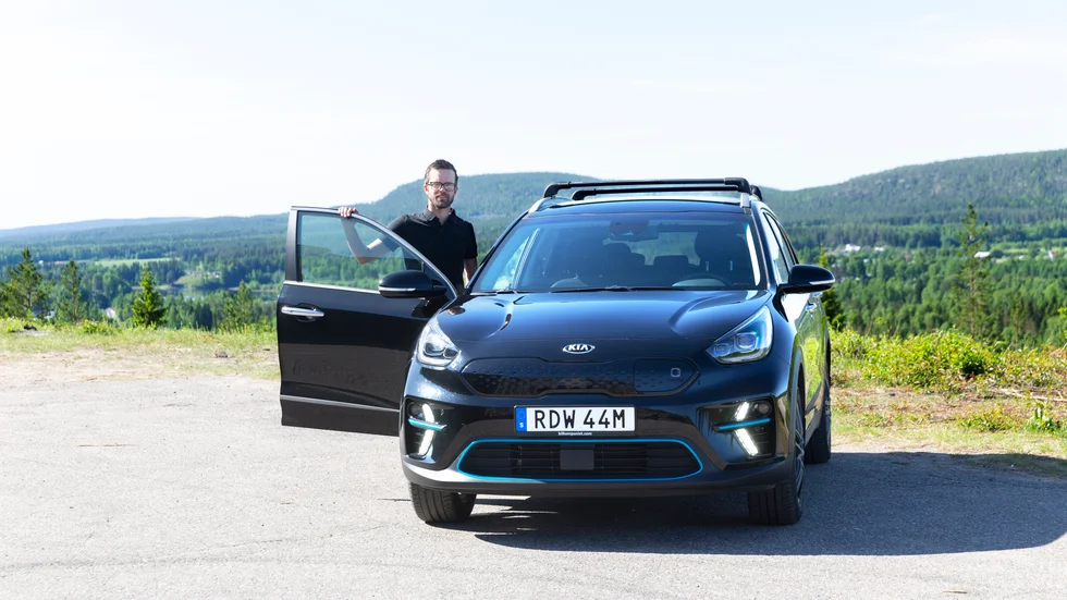 Göran Olsson har kört sin Kia e-Niro i ett drygt år. "Vi är fortfarande supernöjda", säger han efter 2000 mil med elbil i Norrbotten.