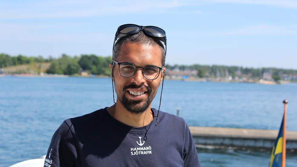 Alexander Bascom är nyutexaminerad kapten. I sommar arbetar han för Hammarö Sjötrafik som trafikerar Tjust skärgård.