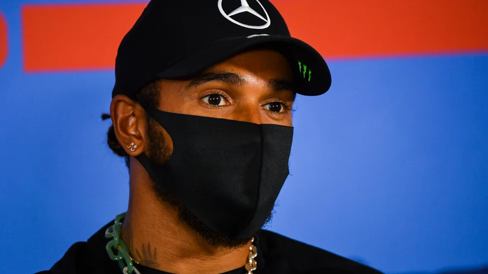 Lewis Hamiltons höga lön är ifrågasatt i formel 1.