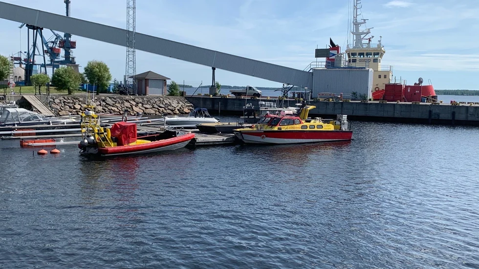 Vid bryggan i Luleå ligger den nya täckta räddningsbåten förtöjd i väntan på uppdrag.