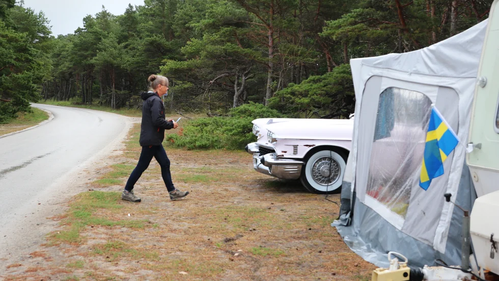 Marken rejält påverkad på platsen där en husvagn och en bil ställts upp, och eftersom terrängkörning bedrivs regelbundet hinner den aldrig återhämta sig. Anna-Lena Fritz ger camparna en tillsägelse.
