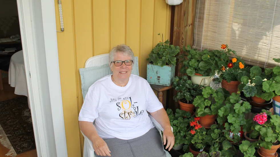 Evelina Jansson handlar och går ärenden åt vänninorna i coronatider.