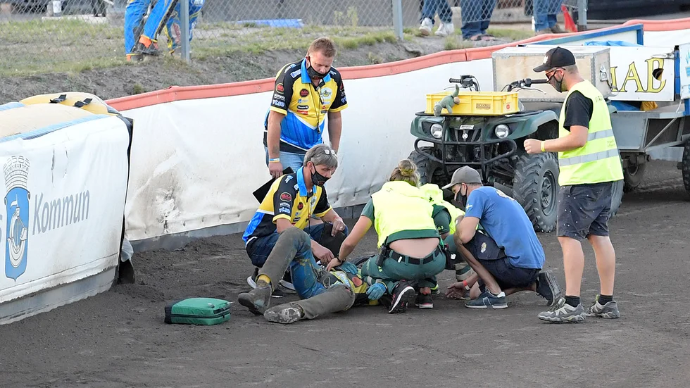 Noel Wahlqvist lämnade Hejla Arena i ambulans och enligt uppgifter till Sporten har 16-åringen ådragit sig en handledsfraktur. 