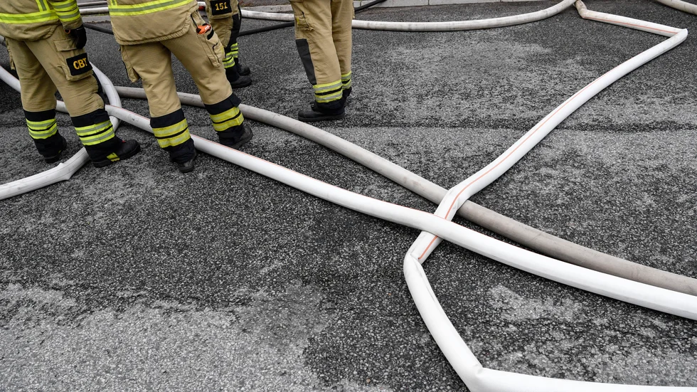 Räddningstjänsten bekämpar en kraftig skolbrand i Kramfors.