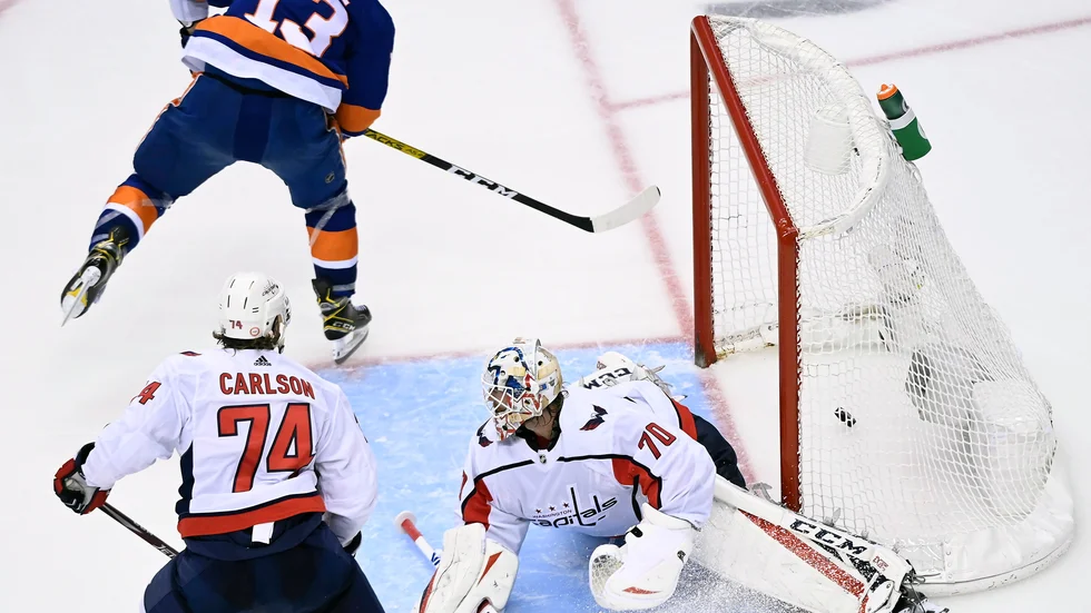 New York Islanders Matthew Barzal avgör den tredje åttondelsfinalen mot Washington. Nu är Islanders bara en seger från att slå ut 2018 års mästarlag.