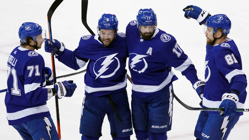 Tampa Bays Tyler Johnson (9) firar tillsammans med sina lagkamrater.