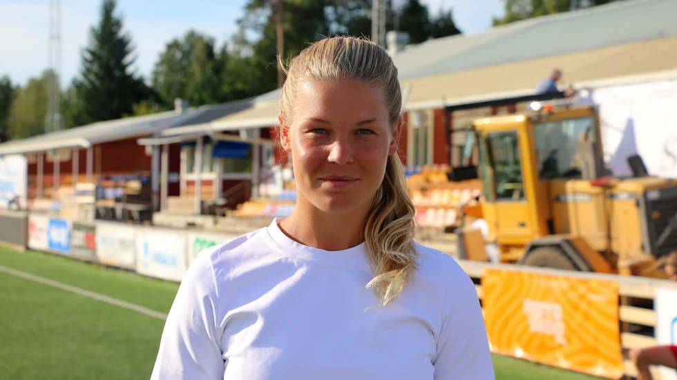 Nina Jakobsson och hennes lagkompisar i Piteå IF är ute efter årets första hemmaseger - inför 50 åskådare. I bakgrunden pågår förberedelserna.
