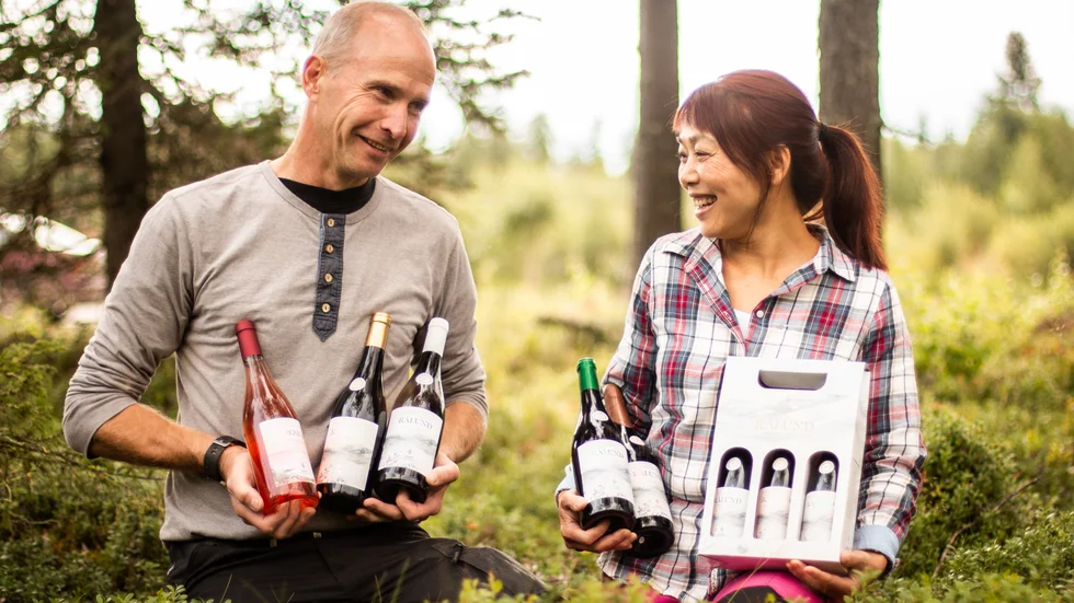 Lars Normark och Li Holmberg producerar viner av blåbär och lingon.
