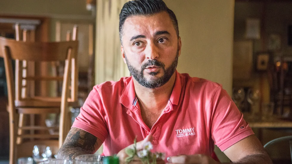 Krogentreprenören Murat Eldenblom Özyurt är sorgsen över att behöva stänga. Visbys året runt-krogar är beroende av en bra sommarsäsong. 