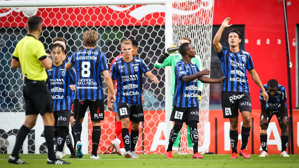 Sirius Stefano Vecchia (längst till höger) jublar efter att ha kvitterat till 1–1 borta mot Helsingborg. Mohammed Saeid avgjorde på straff för Uppsalalaget i den 89:e minuten.
