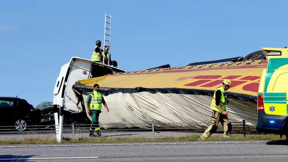 Lastbilen hamnade på sidan över hela körbanan i södergående riktning strax söder om avfarten till Tornby.