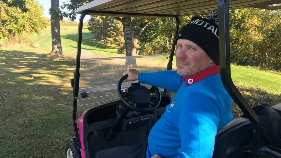 Grön och höstskön är banan just nu på Motala golfklubb. Allt-i-allon Kim Bergman har som golfjobbare och eventarrangör i år fått se coronakrisens olika sidor. En del har ställts in, men nu laddas det för löplopp igen på ruffen.