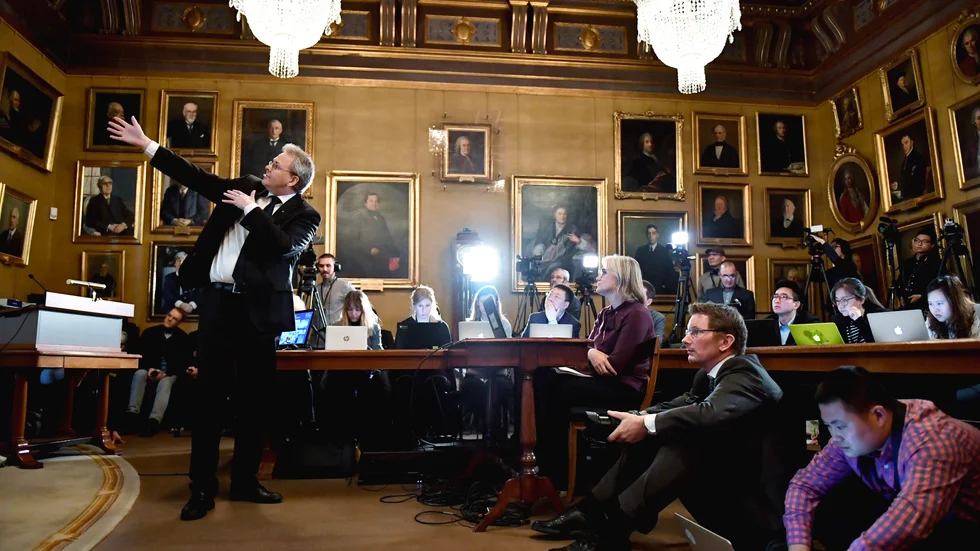 Så här brukar det se ut när Nobelpristagarna i kemi och fysik presenteras i Sessionssalen. I år bjuds bara ett 20-tal journalister plats i salen. Bild från presentationen av kemipristagarna 2019.