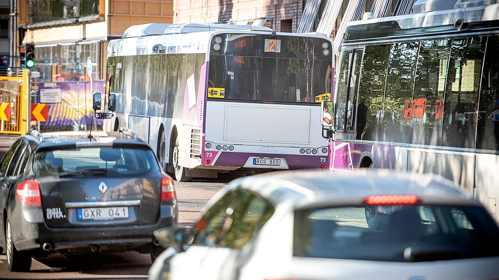 Bättre att satsa på gratis buss än en massa parkeringshus, menar skribenterna.
