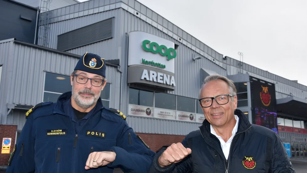 En armbåge för framtida samarbete. Kommunpolisen Stefan Ström och Luleå Hockeys marknadschef Peter Jidström signalerar att hockeylogerna öppnas i Coop Arena redan på lördag.