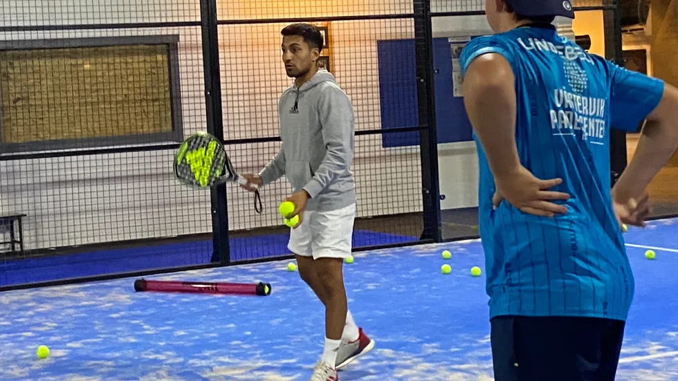 Simon Vasquez tränade med Västerviks Padelklubbs ungdomar under fredagen.