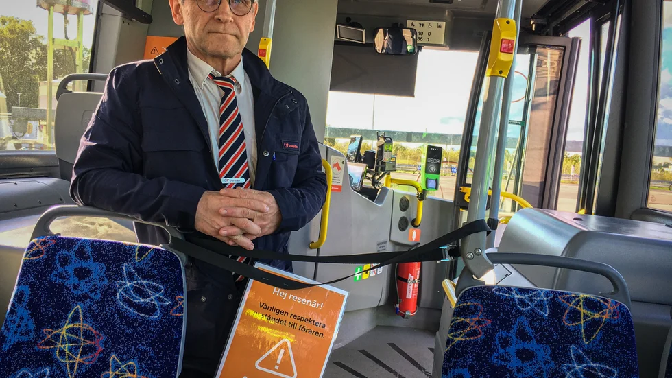 Med anledning av pandemin har resenärer inte kunnat gå in längst fram. Till viss del en lättnad anser Kjell Gustafsson som har jobbat 35 år som bussförare i Eskilstuna.