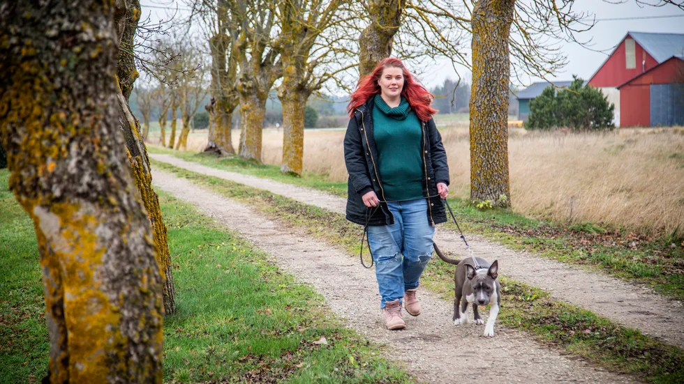 Malin Nyberg och amstaff-valpen Norton på promenad hemma i Vallstena. Fritid i frisk luft har varit extra värdefullt under coronaåret.
