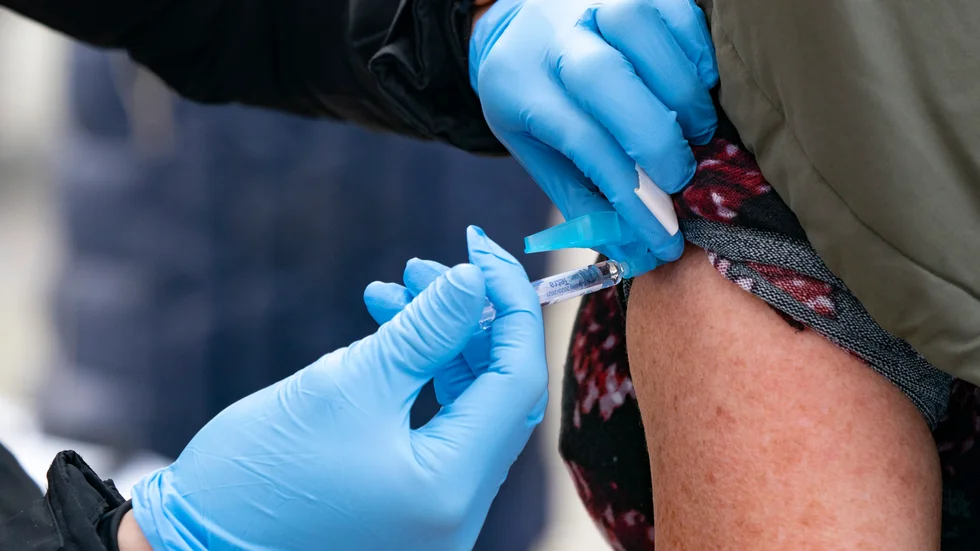 Vaccinationen inom vård och omsorg fortsätter. Socialförvaltningen uppger även att man för närvarande inte väntar på något provsvar gällande brukare och två provsvar gällande medarbetare.