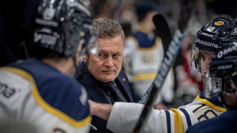 Stephan Lundh är tillbaka, tillfälligt, i HV71-båset. Arkivbild.