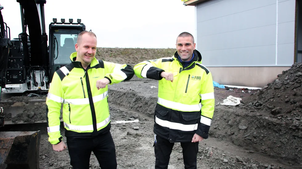 Robert Lundgren, Lundgrens åkeri, och David Johansson,  Finspångs Brunnsborrning, tar hjälp av varandra tillsammans, när det 85-åriga åkeriet storsatsar på nya lokaler.