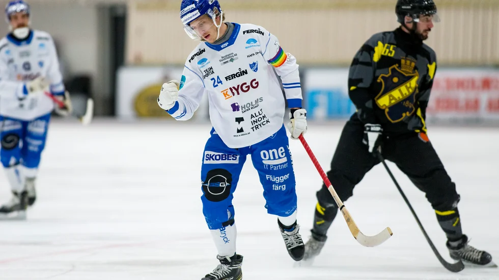 Lagkaptenen Fredrik Lönn knyter näven i en tidigare match. IFK Motala har lyft senaste veckan.