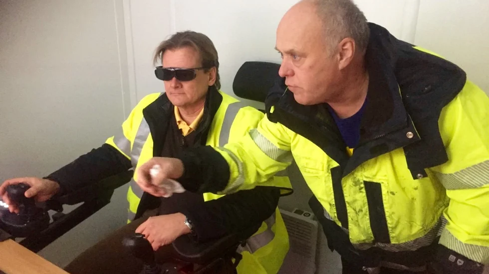 Ulf "Kanke" Brännström instruerar Stefan Romedahl, affärsområdeschef gruvor vid Boliden, hur han ska använda den fjärrstyrda skrotaren.