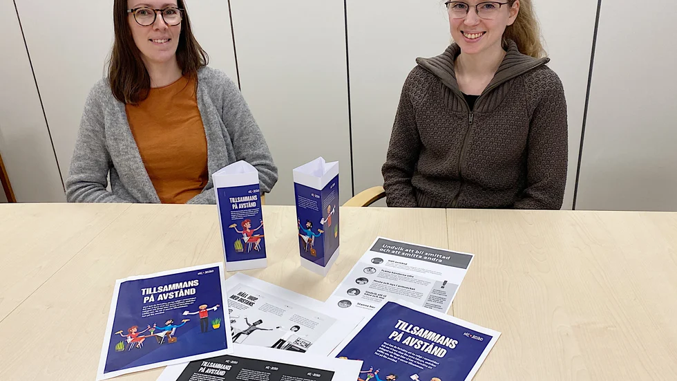 Ida Butler och Josefin Åslund gör trängselkontroller på pubar, restauranger och kaféer. Avstånd, gruppstorlekar och hygienåtgärder kollas, och informationsmateriel delas ut.