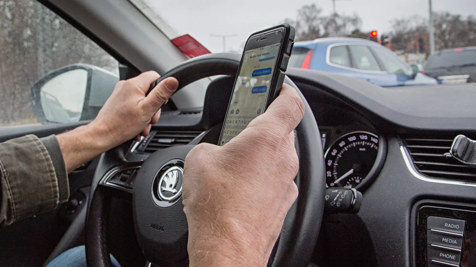 Klarar vi att avstå från det är vana vid? Förbud har inte fått oss att släppa telefonen i bilen, tvärtom.  