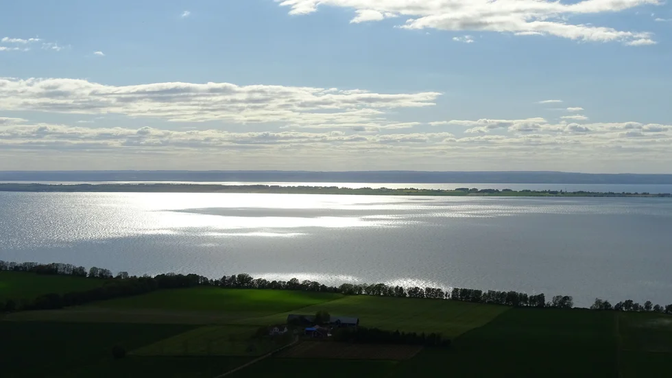 Granatbeskjutningen av Vättern är skandalös, skriver debattören.