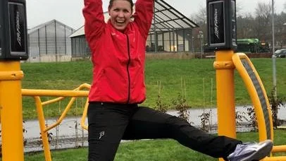Emma Gurnell som leder utepass är nominerad som coronahjälte. Hon håller sina träningspass på utegymmet i Ultuna. 
