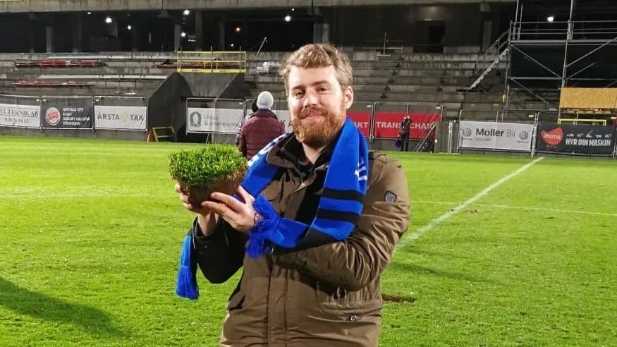Fredrik Sävås med en gräsbit från Studenternas efter den sista matchen mot Kalmar 2018.