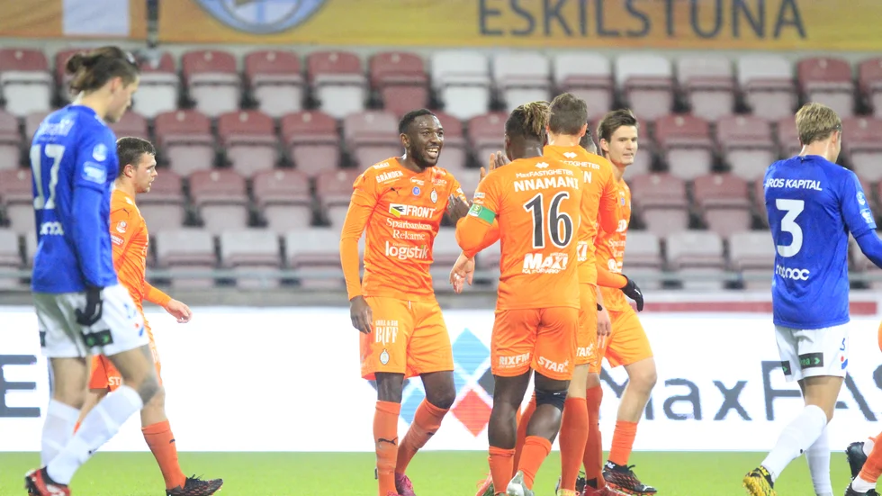 Chidi Omeje grattas av Samuel Nnamani efter sitt 2-1-mål.