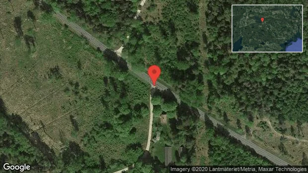Fallna träd skapar problem i trafiken på väg 582