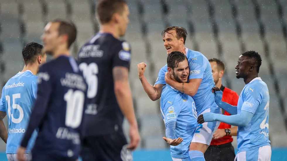 Malmö FF:s Adi Nalic jublar med Eric Larsson och Bonke Innocent efter att IFK Göteborgs mittback André Calisir styrt in ett avslut från Nalic fram till 3–1.