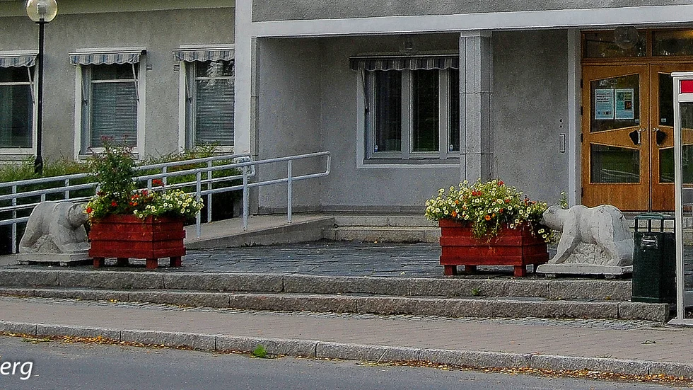 När kommunhuset byggdes ut i övergången mellan 1950 och 1960 gjorde också entrén för att binda samman gammal huskropp med ny huskropp. Nu har Luleå kommen rivit den för att underlätta snöskottningen. 