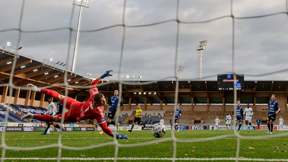 Bollen rullar in bakom Lukas Jonsson till 2-1. 