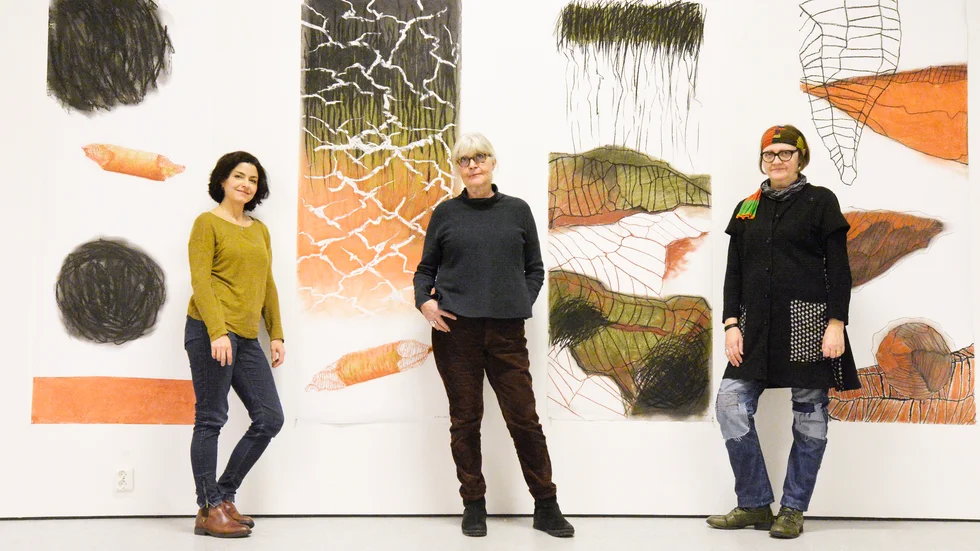Pilar De Burgos, Jette Andersen och Desiree Bergström framför Jette Andersens teckningar, som är en del av utställningen "P.D.J". 