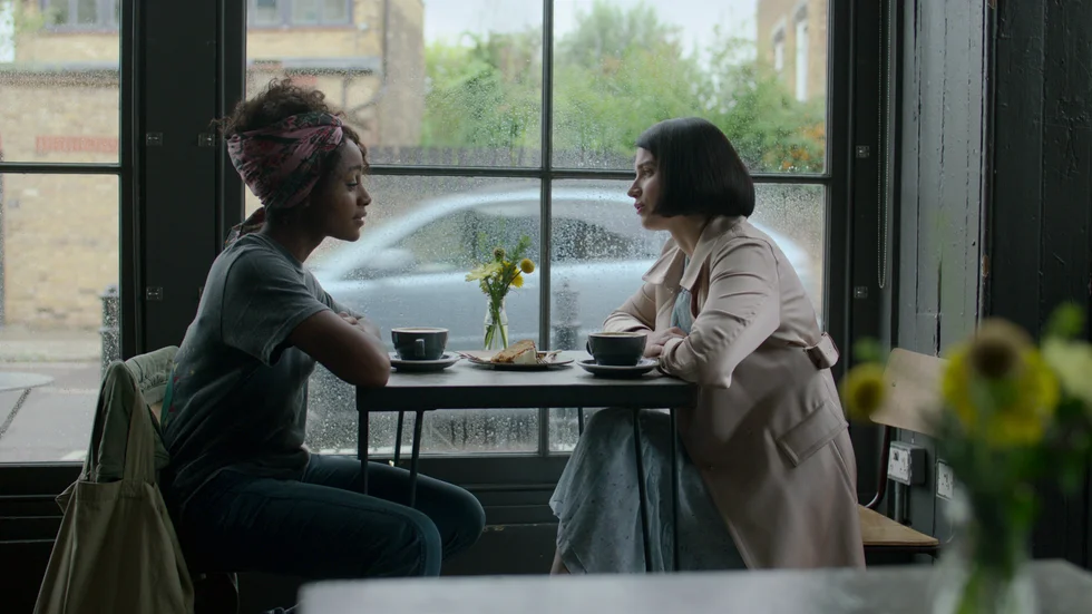 Simona Brown spelar huvudrollen som Louise och Eve Hewson gestaltar den psykiskt instabila Adele i nya Netflix-serien "Bakom hennes ögon".