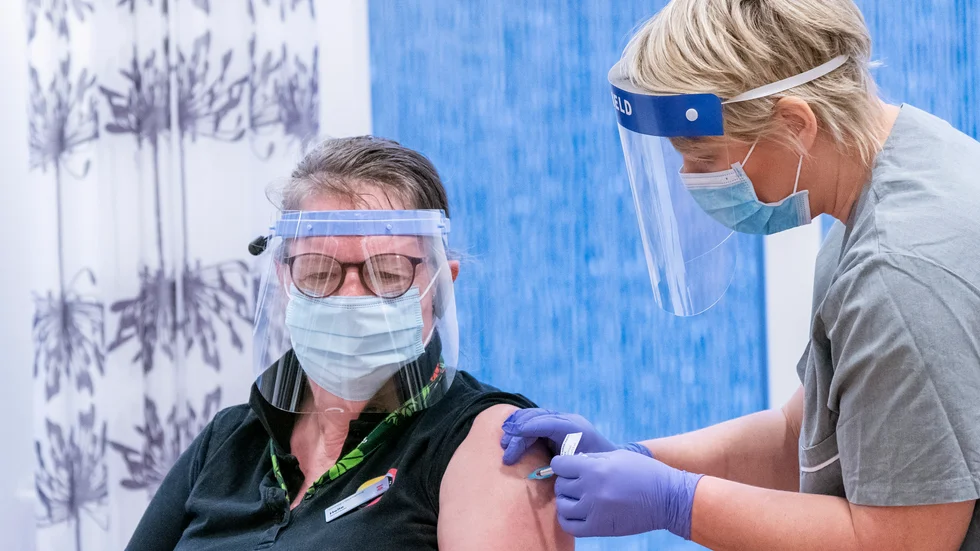 Nu öppnar region Stockholm upp för personer som är 70 år eller äldre att boka tid för vaccinering


