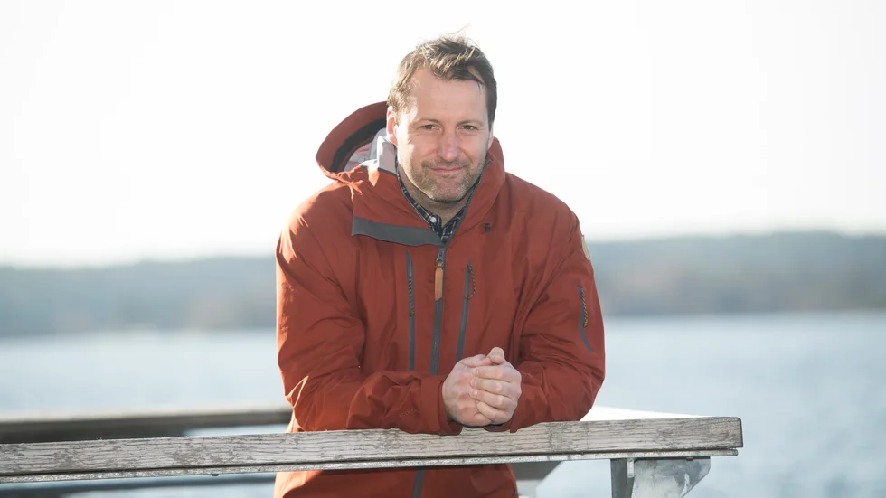 "Ibland undrar jag hur jag fixar det, men det måste ju vara för att det är roligt för annars skulle jag inte hålla på med det", säger Mikael Renberg om sitt uppdrag som hockeyexpert i tv. 