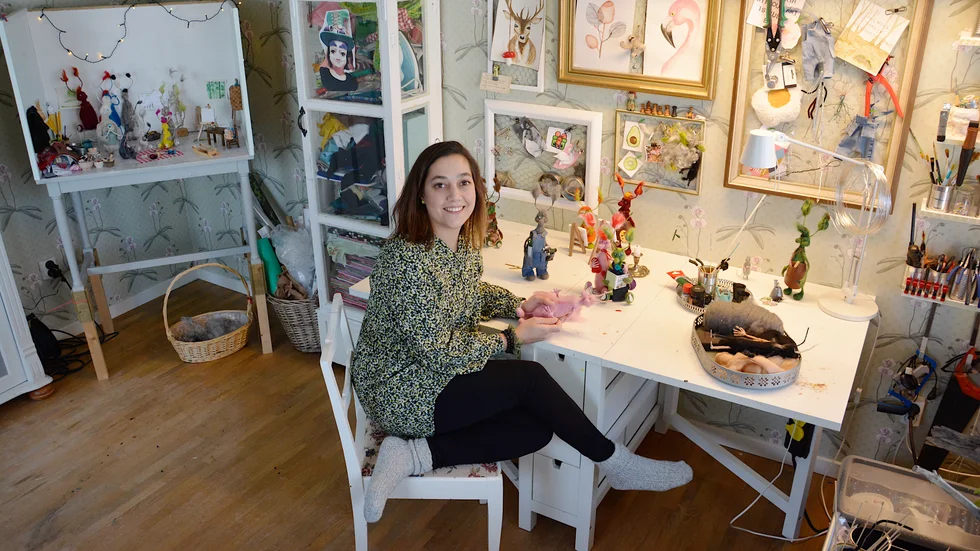 Hemma i sitt skaparnäste i Erikslund. Irené Andersson har ett eget rum där hon samlar sina mossgrymfler. "Härinne kan jag verkligen grotta ned mig några timmar. När barnen har åkt till skolan så sätter jag mig här och skapar med min fantasi."