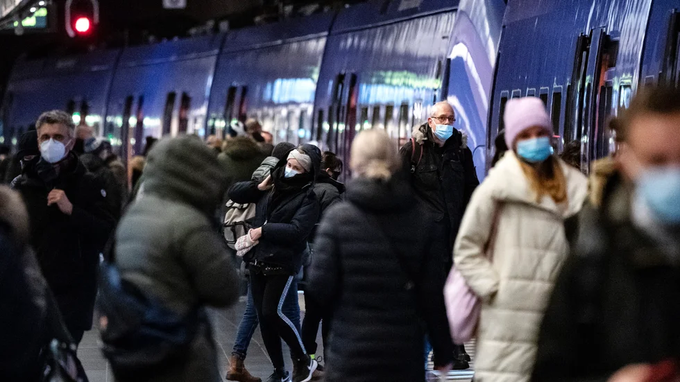 Den nya virusvarianten omikron har nått Sverige, bekräftar Folkhälsomyndigheten.