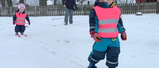 Här lär sig förskolebarn i Vadstena åka längdskidor