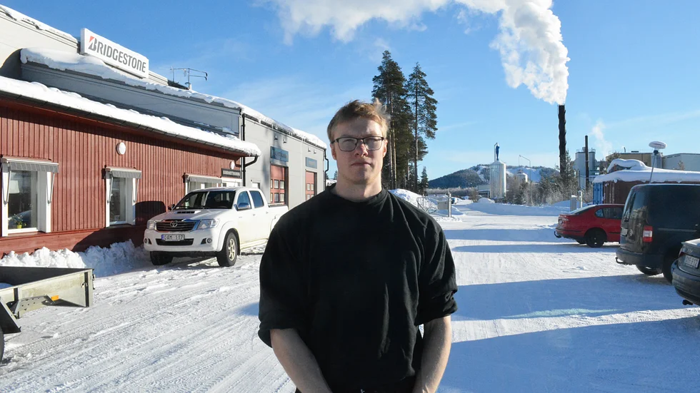 Adam Linder jobbar till vardags på Malå Gummiverkstad. Nu ska han prova på något nytt.