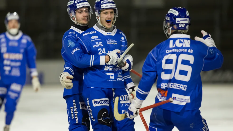 Fredrik Lönn firar ihop med  Elias Gillgren och Viktor Spångberg efter att ha satt dit hörnan som betydde 1-0 för IFK Motala. 