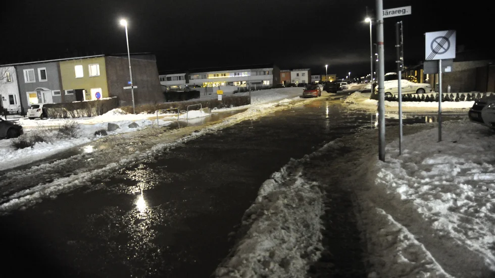 Vattnet spreds på flera gator runt Åkaregatan.