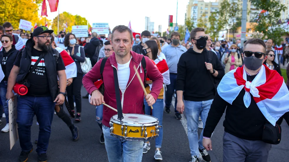 Demonstranter protesterar mot valresultatet i Belarus förra året, som innebar att diktatorn Aleksandr Lukasjenko skulle få sitta kvar vid makten, där han suttit sedan 1994. Arkivbild.