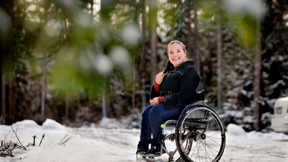 Resan mot att fullt ut acceptera sig själv har varit lång för Elin Gill. "Rullstolen är en del av mig, den är mina ben och jag känner tacksamhet för allt jag kan göra", säger Eskilstunabon som studerar till socionom och frilansar som fotograf.
